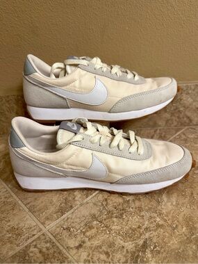 Like New!! Nike Daybreak Womens 7.5 White Running Shoes